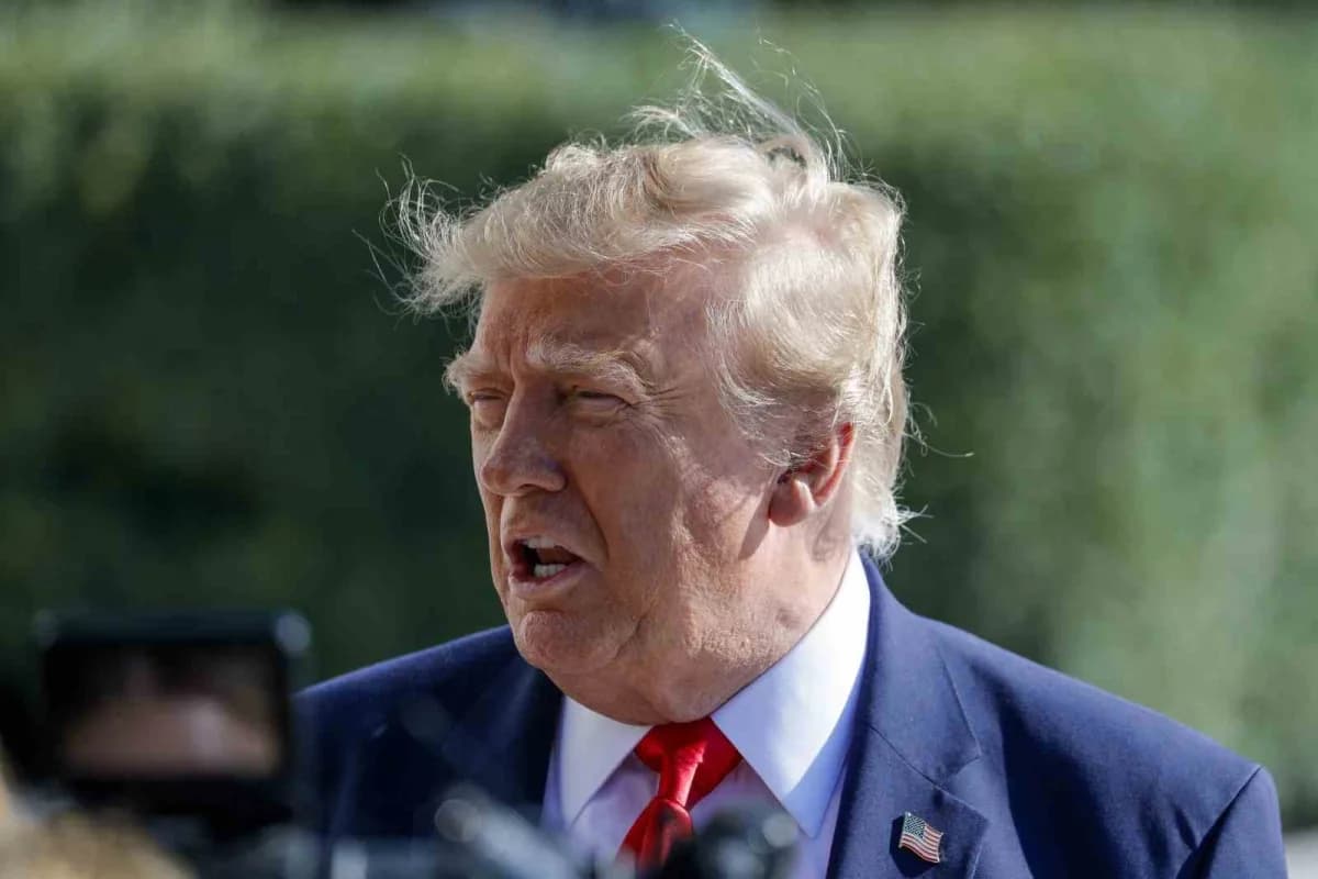 Donald Trump Beyaz Saray’da basın açıklaması yaparken