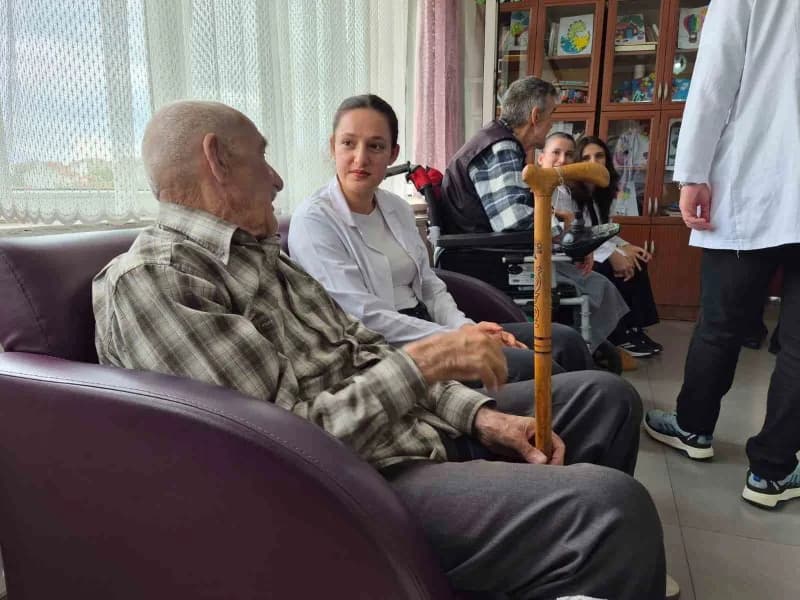 Eskişehir Osmangazi Üniversitesi (ESOGÜ) Hemşirelik Bölümü öğrencileri tarafından huzurevindeki yaşl