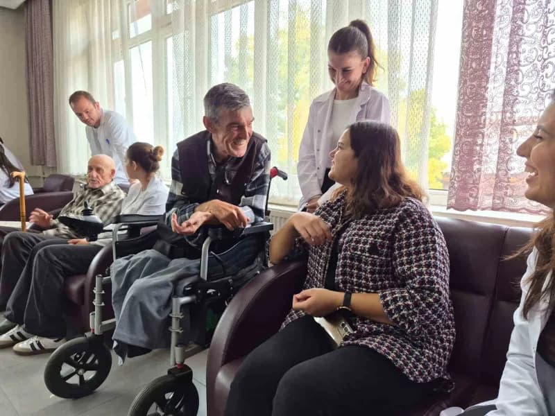 Eskişehir Osmangazi Üniversitesi (ESOGÜ) Hemşirelik Bölümü öğrencileri tarafından huzurevindeki yaşl