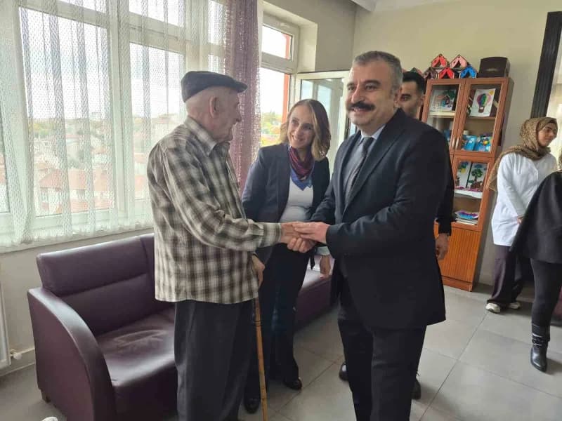 Eskişehir Osmangazi Üniversitesi (ESOGÜ) Hemşirelik Bölümü öğrencileri tarafından huzurevindeki yaşl