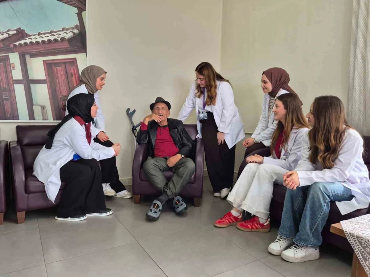 Eskişehir Osmangazi Üniversitesi (ESOGÜ) Hemşirelik Bölümü öğrencileri tarafından huzurevindeki yaşl