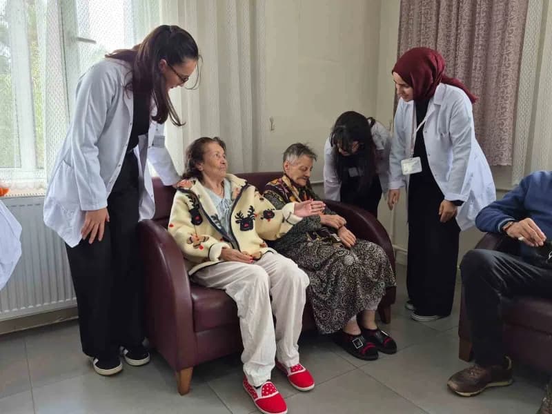 Eskişehir Osmangazi Üniversitesi (ESOGÜ) Hemşirelik Bölümü öğrencileri tarafından huzurevindeki yaşl