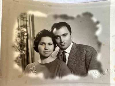 İzmir Tire'de huzursuz bacak sendromu olan yaşlı adam, yatağa bağımlı eşine sarılırken evin güvenlik kamerası görüntüsü