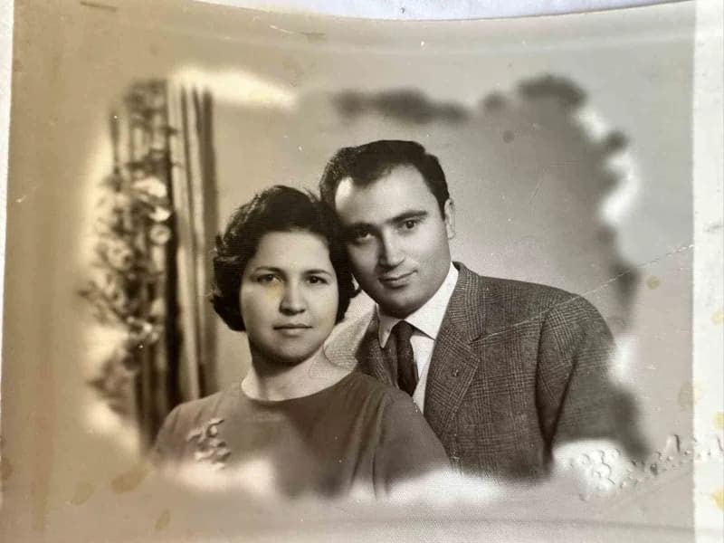 İzmir Tire'de huzursuz bacak sendromu olan yaşlı adam, yatağa bağımlı eşine sarılırken evin güvenlik kamerası görüntüsü