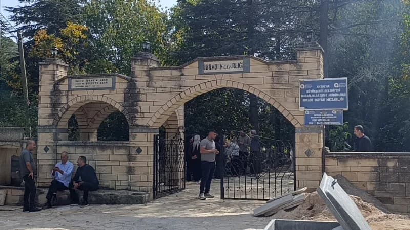 İbradı'da koruma altındaki mezarlıkta bulunan ve bazıları Bin yaşında olduğu belirtilen kestane ağaçları zehirli sarmaşı