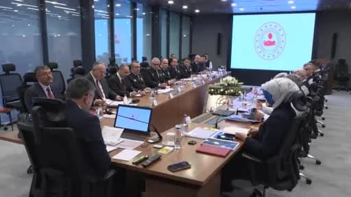 İçişleri Bakanı Mustafa Çiftçi başkanlığında asayiş toplantısı sırasında güvenlik yetkilileri bir arada