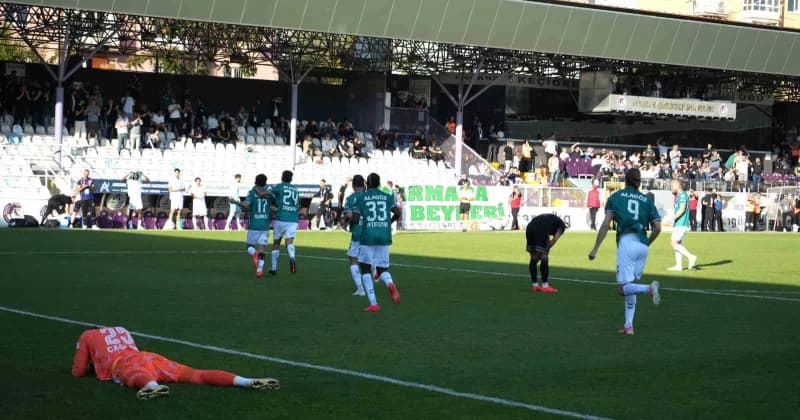 Trendyol 1. Lig maçında Iğdır FK ve Batman Petrolspor oyuncuları Keçiören Aktepe Stadı'nda mücadele ediyor