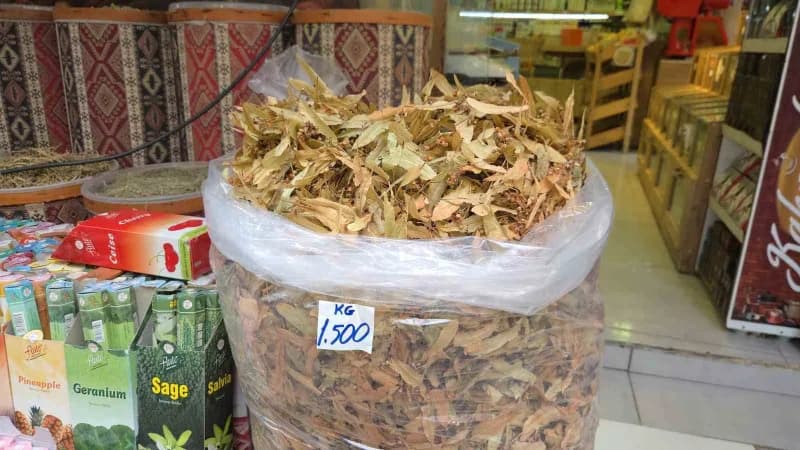 Bazı dönemlerde kilo fiyatı altınla yarışan ıhlamurdaki bolluk fiyatlara olumlu yansıdı. Bolluk nedeniyle geçen sene kil