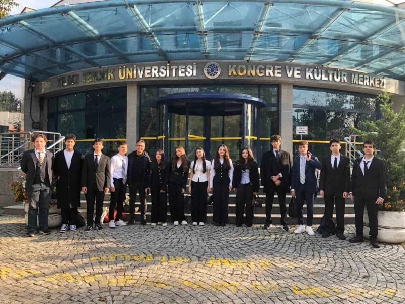 İhlas Koleji öğrencileri YTUMUN konferansında diplomasi başarısı gösteriyor