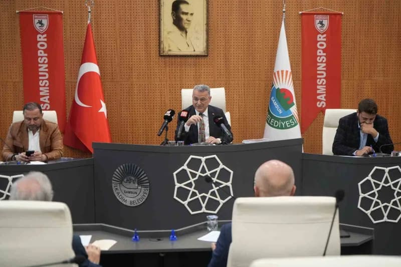 İlkadım Belediye Başkanı İhsan Kurnaz meclis toplantısında konuşma yaparken