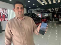 İkinci el araç ekspertiz işlemi yapan uzmanlar ve araç kontrolü