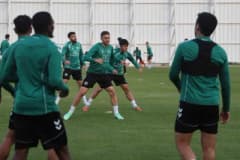 Konyaspor Teknik Direktörü İlhan Palut antrenman sırasında açıklama yapıyor
