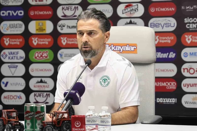 Konyaspor Teknik Direktörü İlhan Palut basın toplantısında açıklama yapıyor