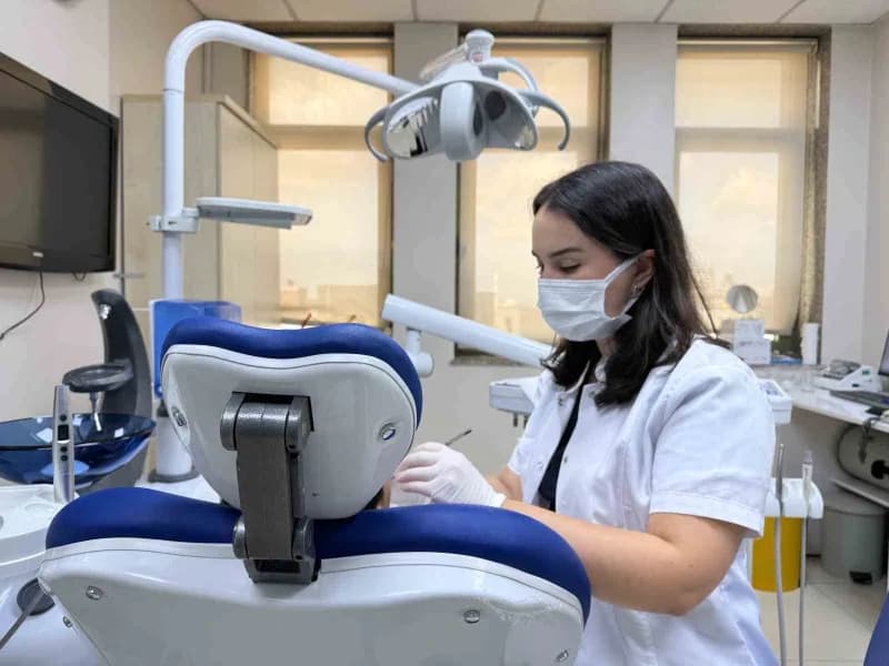 Çocuklarda ağız ve diş sağlığı için diş fırçalama yapan bir çocuk ve ebeveyn desteği