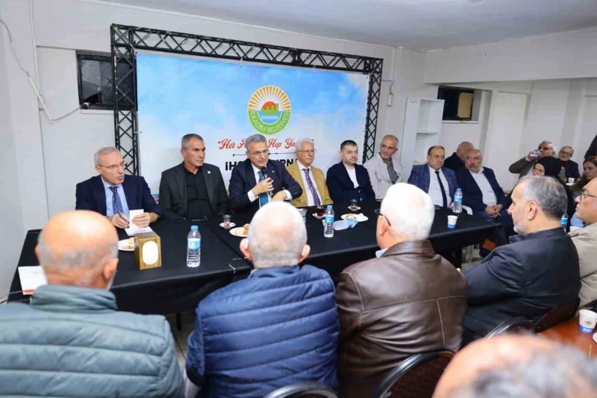 İlkadım Belediye Başkanı İhsan Kurnaz mahalle buluşmasında vatandaşlarla sohbet ediyor