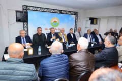 İlkadım Belediye Başkanı İhsan Kurnaz mahalle buluşmasında vatandaşlarla sohbet ediyor