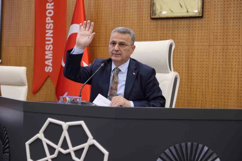 İlkadım Belediye Başkanı İhsan Kurnaz meclis toplantısında konuşma yaparken