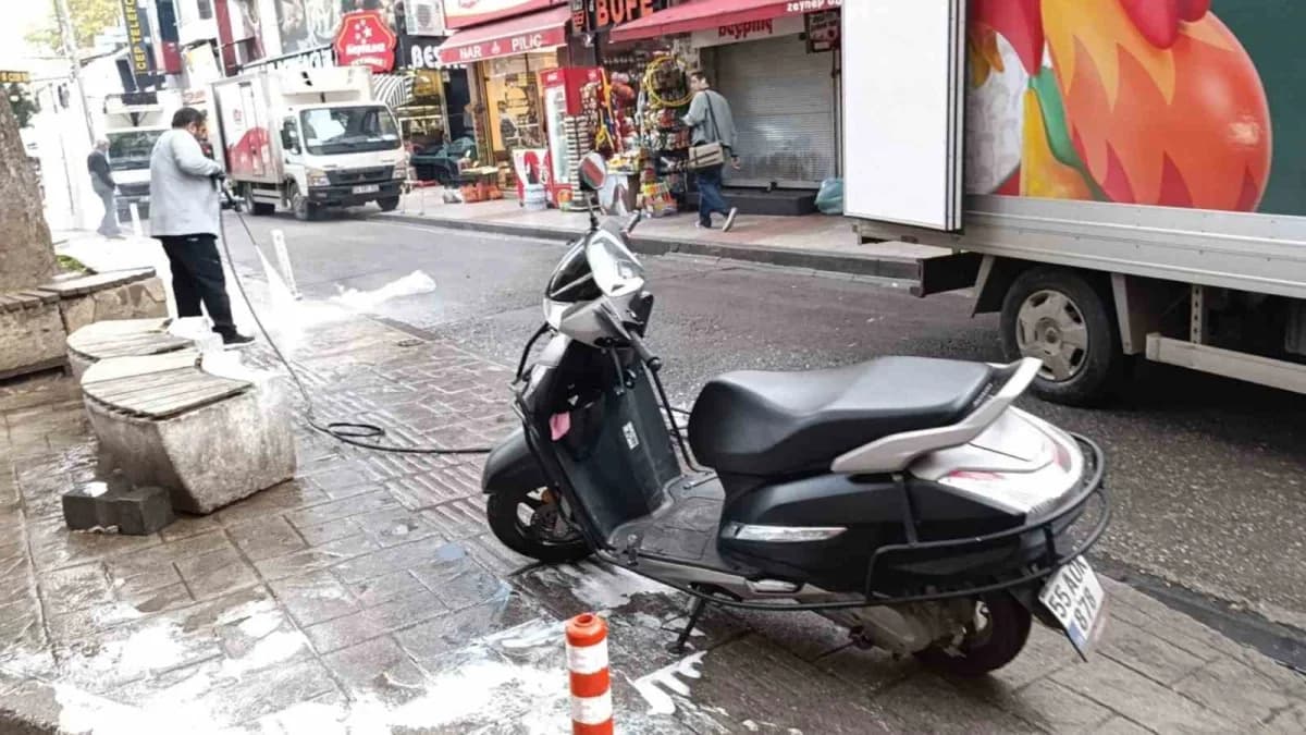 Kirli alanlar, mobil yıkama aracıyla deterjanlı su ile yıkayarak daha temiz ve hijyenik hale getiriyor.