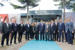 Kayseri İncesu İlçe Halk Kütüphanesi açılış töreninden protokol üyeleri ve vatandaşlar