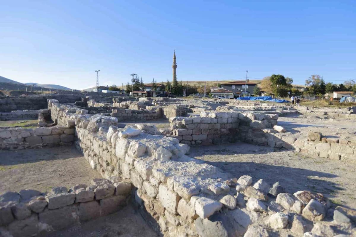 Kayseri’nin İncesu ilçesi Örenşehir Mahallesi’nde yürütülen arkeolojik kazılarda yeni yapıların ve m