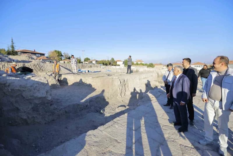 Kayseri’nin İncesu ilçesi Örenşehir Mahallesi’nde yürütülen arkeolojik kazılarda yeni yapıların ve m