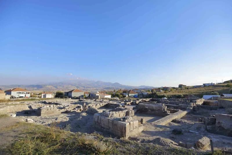 Kayseri’nin İncesu ilçesi Örenşehir Mahallesi’nde yürütülen arkeolojik kazılarda yeni yapıların ve m