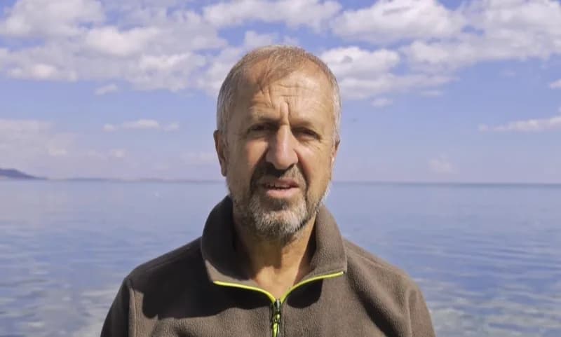 Van Gölü’nün su altı zenginliklerini görüntülemek amacıyla yaklaşık bir aydır Tatvan sahillerinde dalış yaptıklarını bel