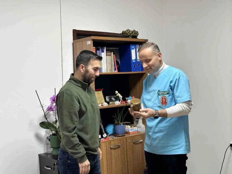 Veteriner Hekim Birol Yürük operasyonla çıkartılan armudu Kastamonu Üniversitesi Veteriner Fakültesi