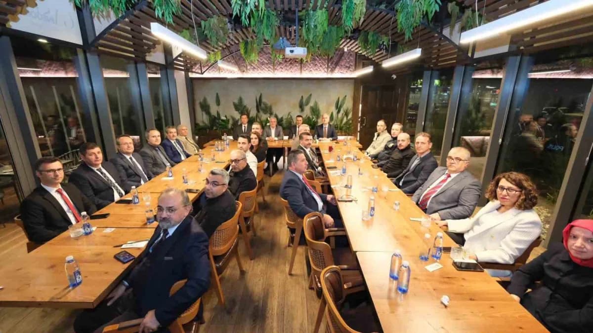 İnegöl Belediye Başkanı Alper Taban’ın ev sahipliğinde düzenlenen buluşmada, ilçede görev yapan kamu kurumlarının idarec