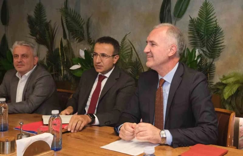 İnegöl Belediye Başkanı Alper Taban ve kamu kurumları yöneticilerinin toplantı yaptığı an