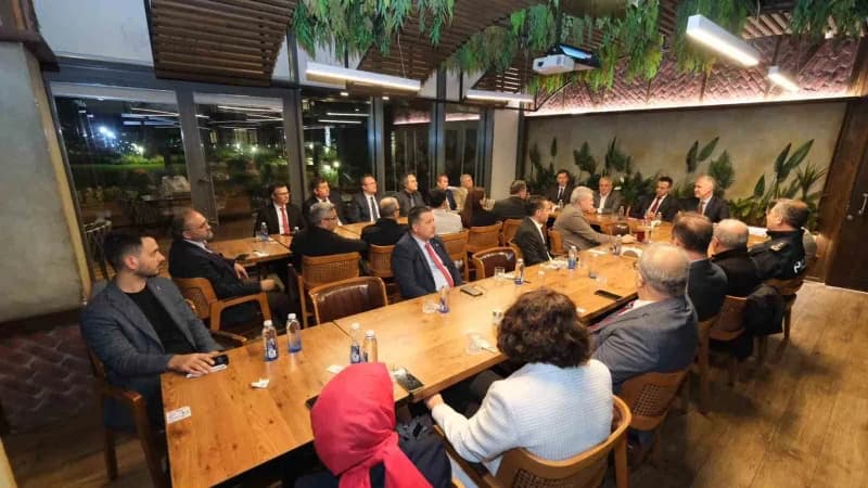 İnegöl Belediye Başkanı Alper Taban’ın ev sahipliğinde düzenlenen buluşmada, ilçede görev yapan kamu kurumlarının idarec
