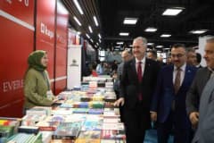 İnegöl Kitap Günleri etkinliğinde kitap stantları ve ziyaretçiler