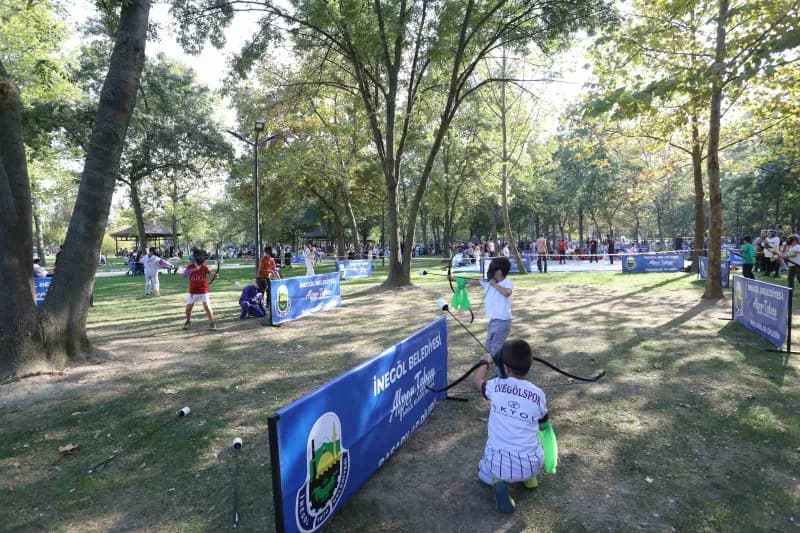 İnegöl Belediyesi tarafından düzenlenen 2. Spor Şenliği, yüzlerce çocuk ve ailelerinin katılımıyla gerçekleştirildi. Gün
