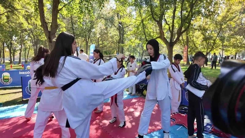 İnegöl Belediyesi tarafından düzenlenen 2. Spor Şenliği, yüzlerce çocuk ve ailelerinin katılımıyla gerçekleştirildi. Gün