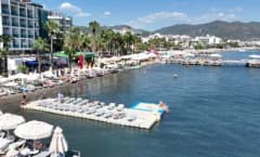 İngiltere’den gelen turistler Marmaris’te ekim ayında deniz ve güneşin tadını çıkarıyor