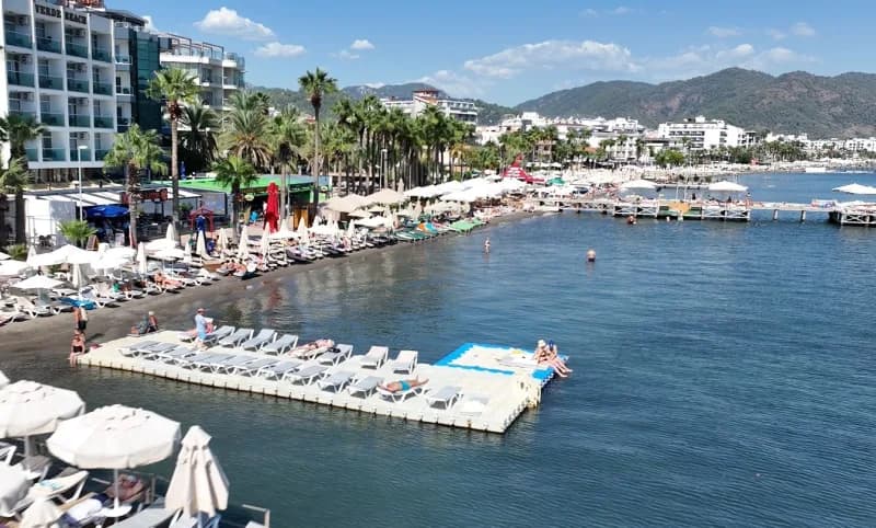İngiltere’den gelen turistler Marmaris’te ekim ayında deniz ve güneşin tadını çıkarıyor