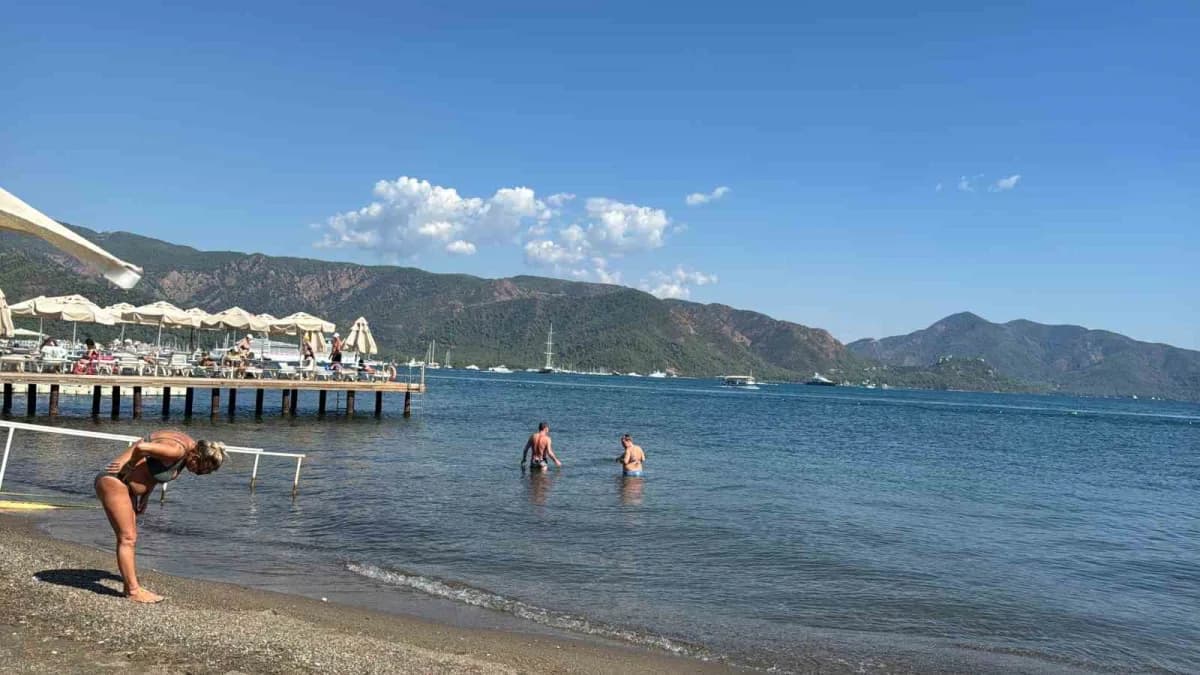İngiltere’nin yağmurlu havasından uzaklaşan turistler, Muğla’nın gözde turistik ilçesi Marmaris’te Ekim ayında denizin v
