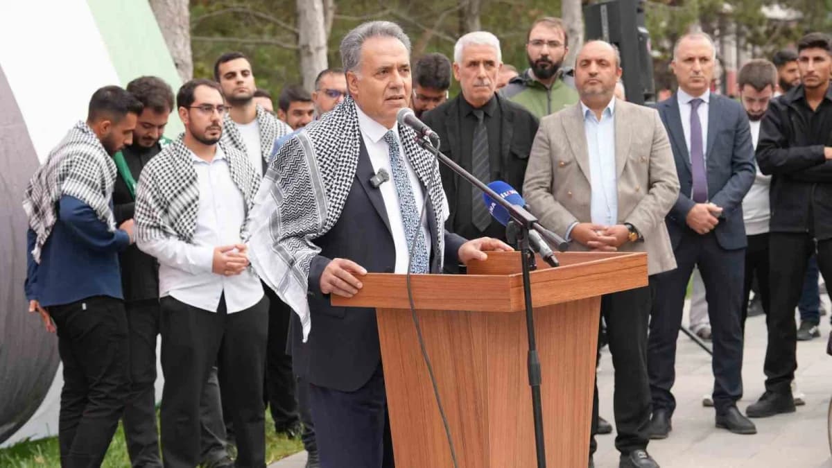 İnönü Üniversitesinde Filistin’e destek yürüyüşüne katılan öğrenciler ve akademisyenler