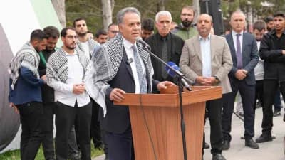 İnönü Üniversitesinde Filistin’e destek yürüyüşüne katılan öğrenciler ve akademisyenler