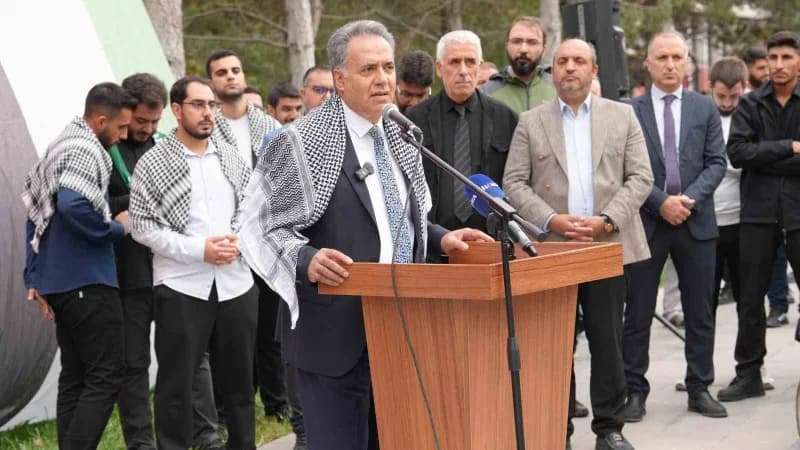 İnönü Üniversitesinde Filistin’e destek yürüyüşüne katılan öğrenciler ve akademisyenler