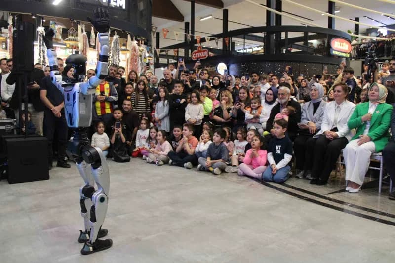 Melikgazi Belediyesi tarafından düzenlenen programda Kayserililer; insansı robot 'Mega'ya yoğun ilgi gösterdi.