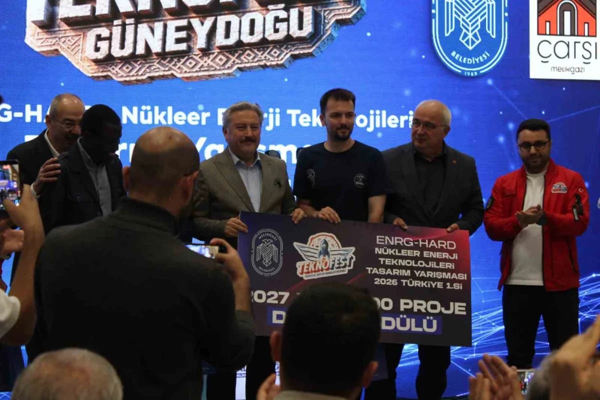 Teknofest'te dereceye giren şampiyonlara ödülleri takdim edildi.