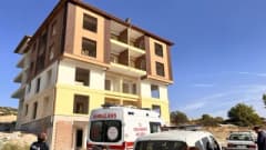 Manisa Kula'da dört katlı inşaatın üzerine çıkan vatandaşın intihar girişimi sonrası ekiplerin müdahalesi