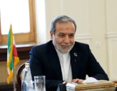 İran Dışişleri Bakanı Abbas Arakçi basın mensuplarına açıklama yapıyor