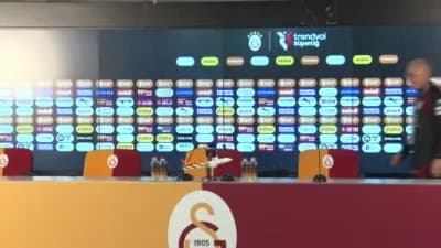 Galatasaray Yardımcı Antrenörü İrfan Saraloğlu basın toplantısında açıklama yapıyor