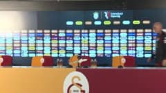 Galatasaray Yardımcı Antrenörü İrfan Saraloğlu basın toplantısında açıklama yapıyor