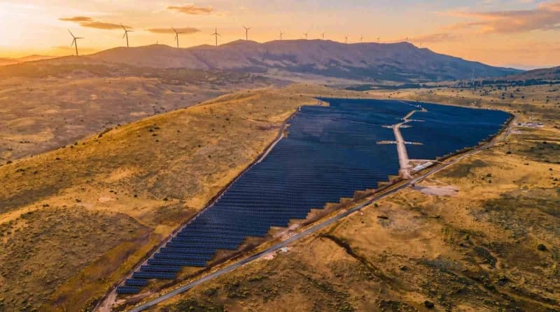 İş Enerji’nin Bingöl’deki Metafor Rüzgar Enerjisi Santrali ve Hibrit Güneş Enerjisi Santrali tesislerinden genel görünüm