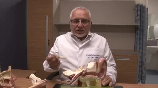 Acıbadem Kayseri Hastanesi Kulak Burun Boğaz Uzmanı Prof. Dr. Mehmet Akif Somdaş işitme cihazları hakkında bilgi verirke