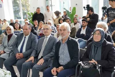 İskender Pala Esenyurt Belediyesi İskender Pala Kütüphanesi'nde gençlerle kültür ve medeniyet söyleşisi yaparken