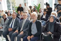 İskender Pala Esenyurt Belediyesi İskender Pala Kütüphanesi'nde gençlerle kültür ve medeniyet söyleşisi yaparken